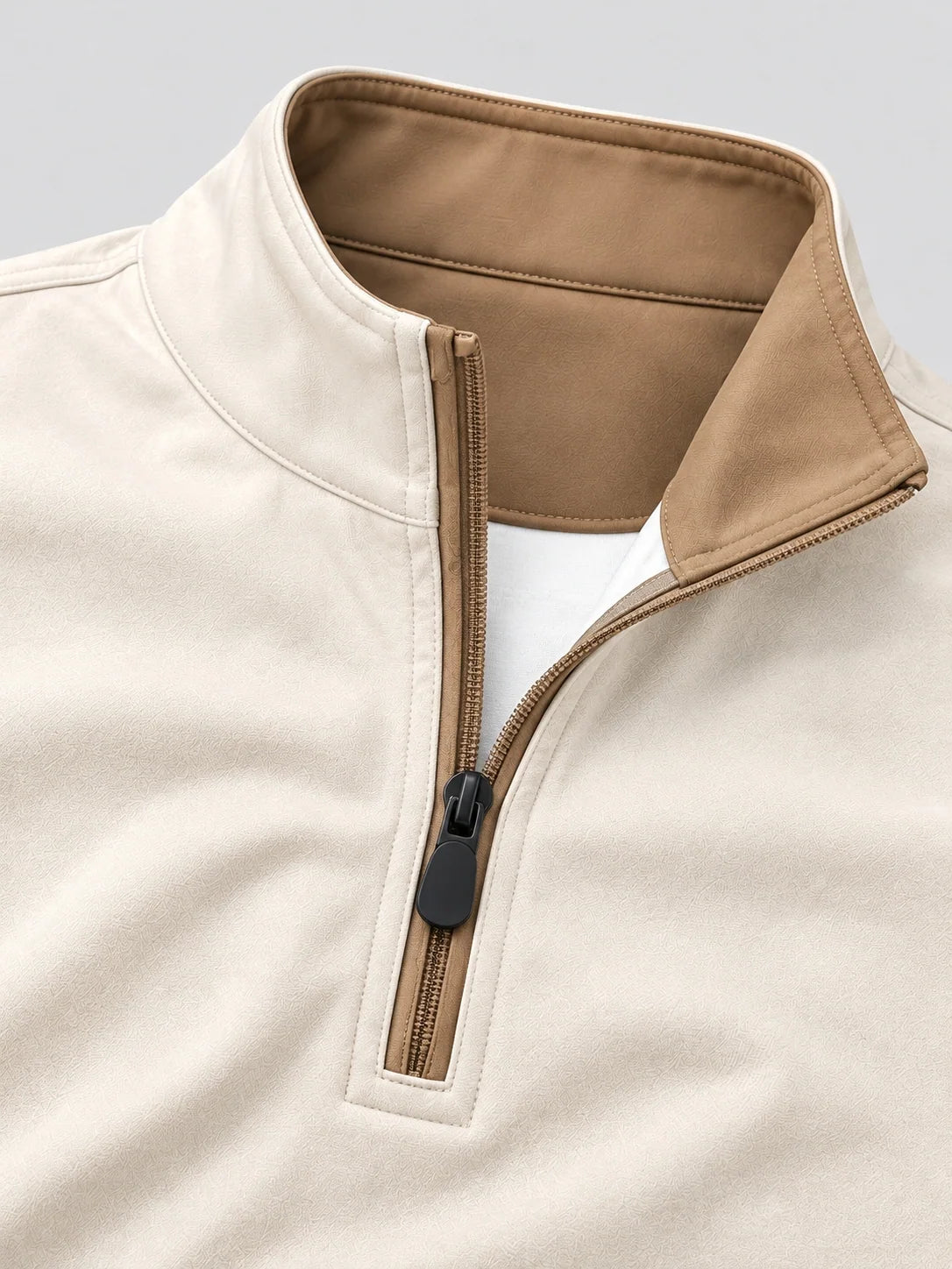 Cremebeiger Golf-Pullover mit strukturierter Oberfläche und Viertelreißverschluss aus Funktionsmaterial