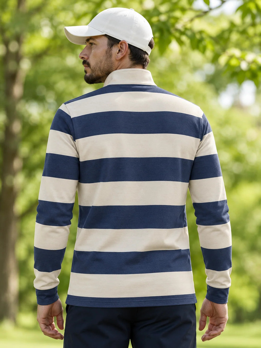 Marineblauer Golf-Pullover mit elfenbeinfarbenen Rugby-Streifen und Viertelreißverschluss aus Funktionsmaterial
