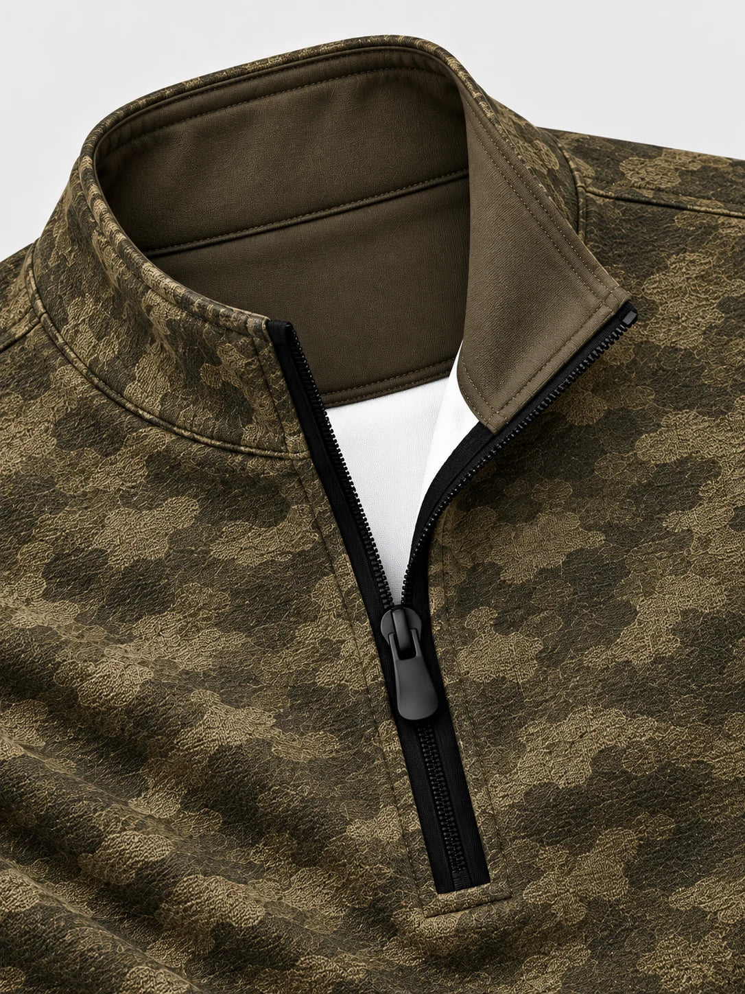 Olivgrüner Golfpullover mit Camouflage-Muster, Funktionsmaterial und Viertelreißverschluss