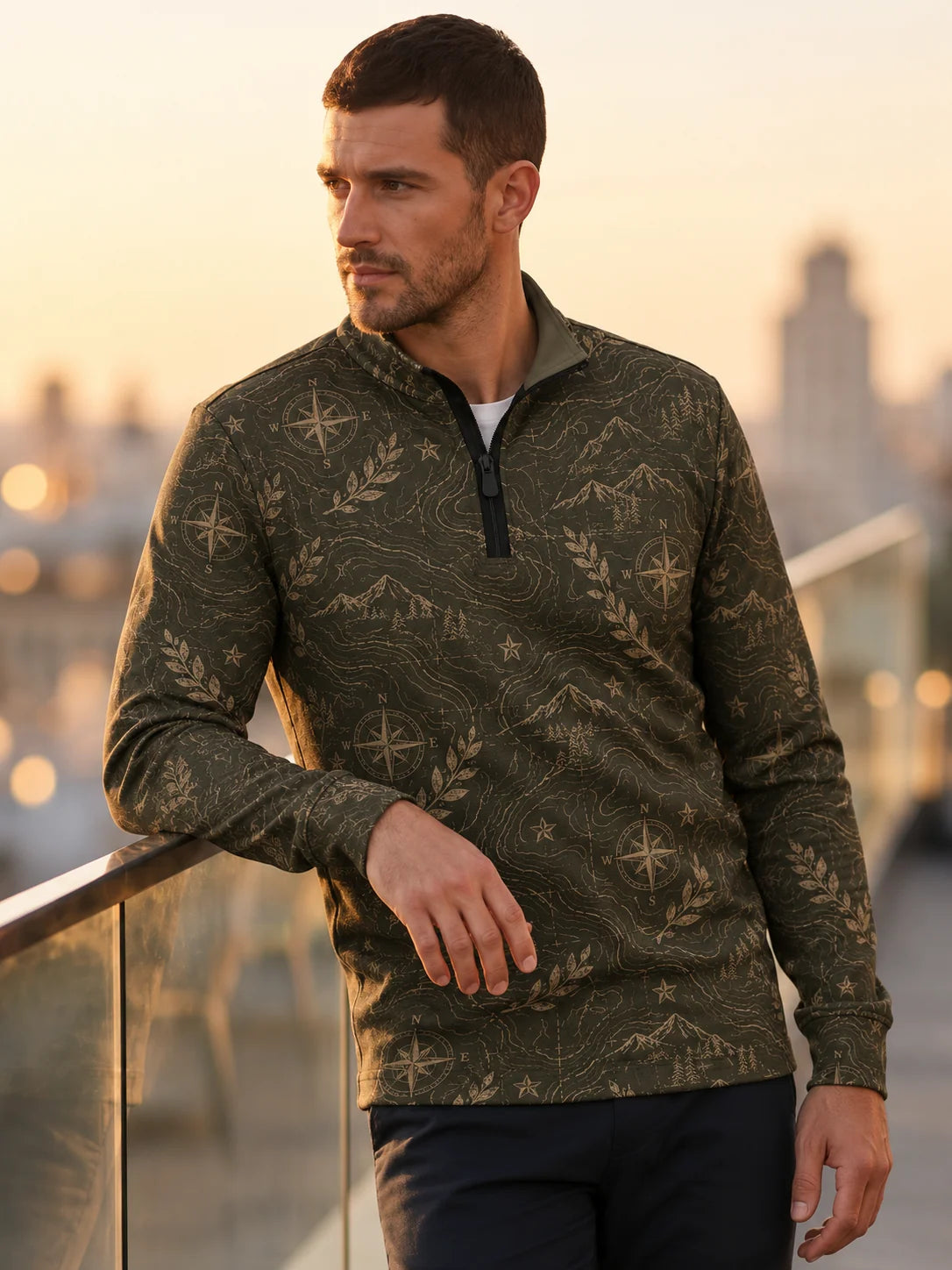 Golf-Pullover aus Funktionsmaterial in Olivgrün mit Vintage-Kompass- und Kartenmotiv sowie Viertelreißverschluss