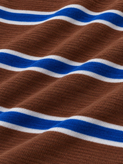 Schokoladenbrauner Golf-Pullover mit kobaltblauen und weißen Streifen und Viertelreißverschluss aus Funktionsmaterial
